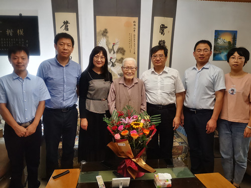 146b4f8a1b5f481687cd1370d3e966ee.jpg 看望离退休代表熊运章教授_副本.jpg
