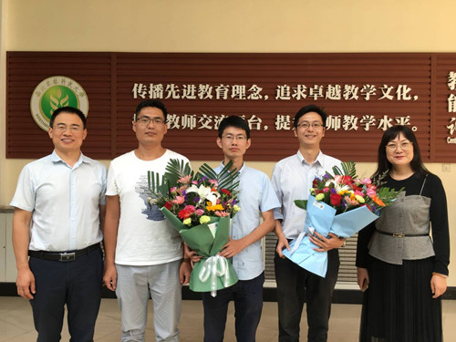 41c76fa83b0644bf929f82a98e1535ae.jpg 看望新进青年人才代表_副本.jpg
