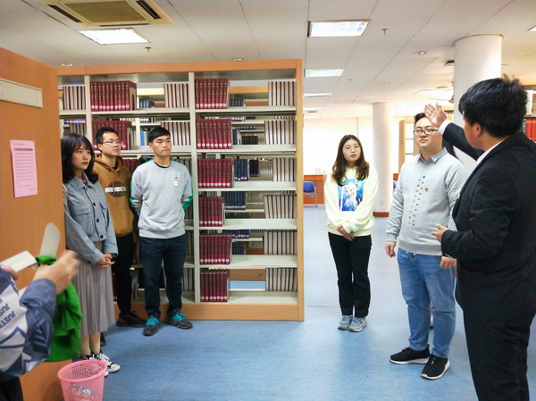 6a7e0c1dc8e4401f82c239a92a4699e5.jpg 图书馆管理员讲解1.jpg