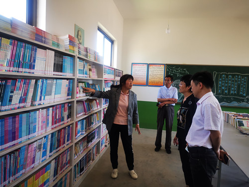 253e0aab1d214b4e8ff5bd9d9475e02e.jpg 参观国珍希望小学_副本.jpg