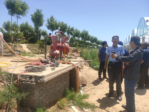 c0ff879419f14227818db365a89e2fc8.jpg 水建学院李少斌副研究员查看并指导村民开展农业节水_副本.jpg