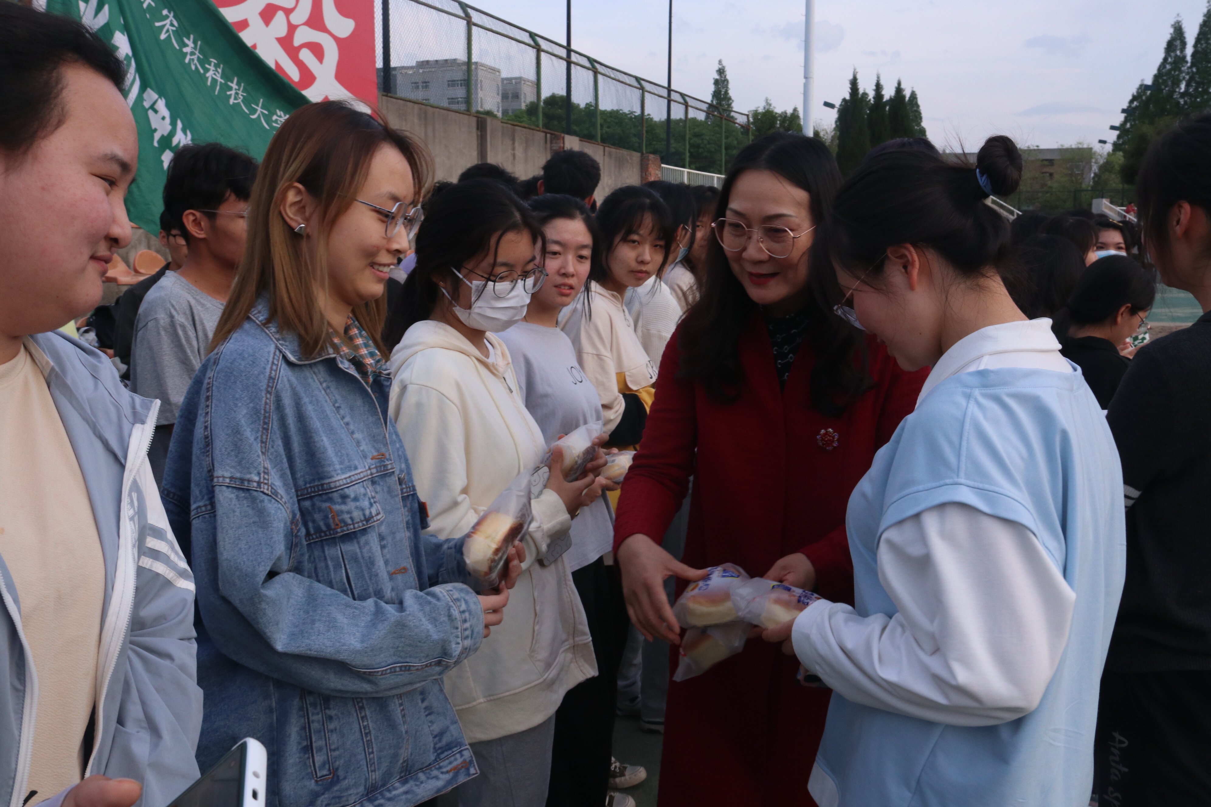 2129fb93f858447881dbc41e057a426a.jpg 党委书记李筱英为运动员发物资.jpg