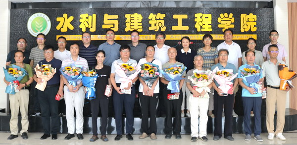 5039f2c819634c928afab596884509c8.jpg 与退休教师合影1.jpg