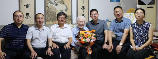 5ac67f4b2c904cb59b332d3e797beeb5.jpg 1熊运章1.jpg